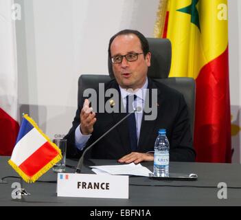 (141130) -- DAKAR, nov. 30, 2014 (Xinhua) -- Il Presidente francese Francois Hollande affronta i media alla conferenza stampa del XV Vertice della Francofonia di Dakar in Senegal, nov. 30, 2014. Le organizzazioni internazionali della Francofonia (OIF) ha annunciato il suo neo-eletto Segretario Generale Michaelle Jean domenica, che entrerà in carica dal 1 gennaio, 2015. (Xinhua/Li Jing) Foto Stock