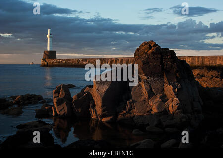 Parete di Porto e rock al tramonto nel porto di Aberdeen. Foto Stock