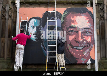 Artisti una pittura murale per via topica alla chiesa di San Giovanni Evangelista presso il West End di Princes Street di Edimburgo, in Scozia. Foto Stock