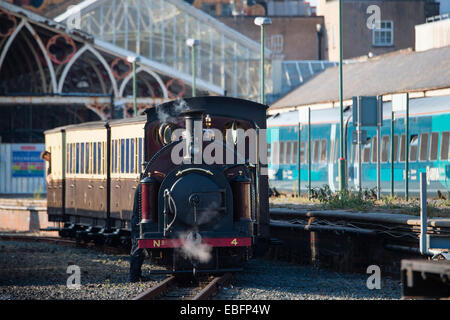 A scartamento ridotto treno a vapore Palmerston in prestito dal Ffestiniog e Welsh Highland Railway sulla corsa di prova da Aberystwyth station Foto Stock