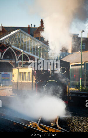 A scartamento ridotto treno a vapore Palmerston in prestito dal Ffestiniog e Welsh Highland Railway sulla corsa di prova da Aberystwyth station Foto Stock