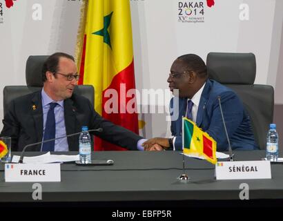 Dakar, le organizzazioni internazionali della Francofonia (OIF) ha annunciato il suo neo-eletto Segretario Generale Michaelle Jean domenica. 1a gen, 2015. Il Senegal è Presidente Macky Sall (R) i colloqui con il Presidente francese Francois Hollande prima della conferenza stampa del XV Vertice della Francofonia di Dakar in Senegal, nov. 30, 2014. Le organizzazioni internazionali della Francofonia (OIF) ha annunciato il suo neo-eletto Segretario Generale Michaelle Jean domenica, che entrerà in carica dal 1 gennaio, 2015. © Li Jing/Xinhua/Alamy Live News Foto Stock