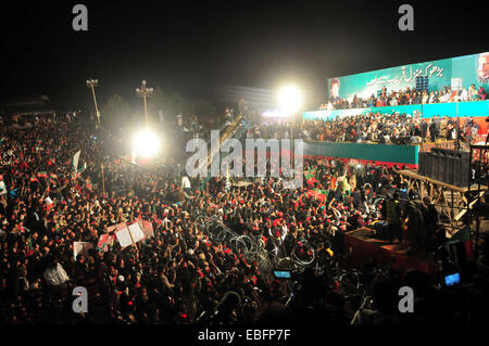 Islamabad, Pakistan. 30 Novembre, 2014. I sostenitori del Pakistan Tehrik-e-Insaf (PTI) o movimento di giustizia partito bandiere d'onda durante un governo anti-rally davanti al Parlamento di Islamabad, la capitale del Pakistan, su nov. 30, 2014. Il Pakistan influenti leader politici Imran Khan che conduce la PTI, domenica ha dato un paese di arresto chiamata su dicembre 16 come parte del suo governo anti-piano di protesta. © Ahmad Kamal/Xinhua/Alamy Live News Foto Stock