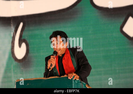 Islamabad, Pakistan. 30 Novembre, 2014. Imran Khan, leader del Pakistan Tehrik-e-Insaf (PTI) o movimento di giustizia partito, affronta i suoi sostenitori durante un governo anti-rally davanti al Parlamento di Islamabad, la capitale del Pakistan, su nov. 30, 2014. Il Pakistan influenti leader politici Imran Khan domenica ha dato un paese di arresto chiamata su dicembre 16 come parte del suo governo anti-piano di protesta. © Ahmad Kamal/Xinhua/Alamy Live News Foto Stock