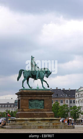 Statua di bronzo di Frederik VII di Danimarca seduto sul suo cavallo nella parte anteriore del palazzo di Christiansborg a Copenhagen, Danimarca Foto Stock