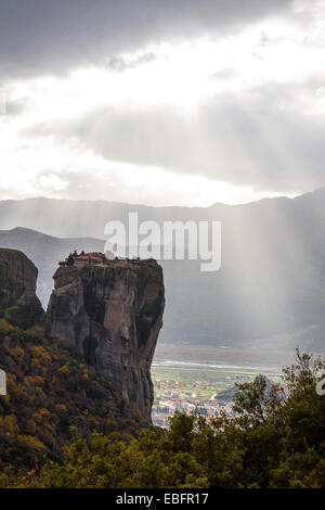 Rocce di Meteora con Kalampaka città sullo sfondo, regione di Trikala, Grecia Foto Stock