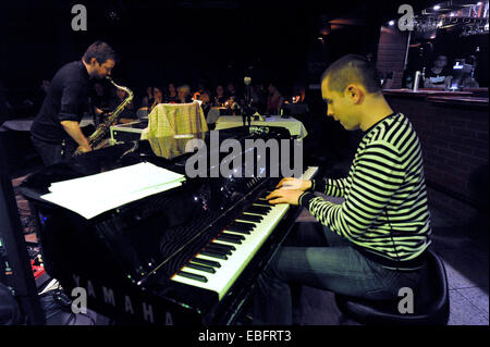 Jazz ensemble Emotronica esecuzione presso il jazz club Tygmont a Varsavia. Foto Stock