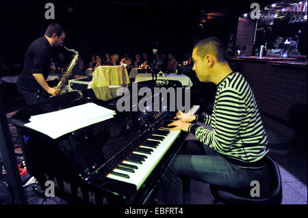 Jazz ensemble Emotronica esecuzione presso il jazz club Tygmont a Varsavia. Foto Stock