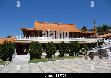 Cinese di architettura di stile lungo il cortile a Hsi Lai Tempio della città di Hacienda Heights Los Angeles County in California Foto Stock