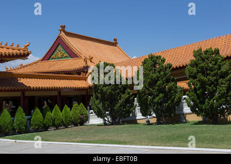 Cinese di architettura di stile lungo il cortile a Hsi Lai Tempio della città di Hacienda Heights Los Angeles County in California Foto Stock