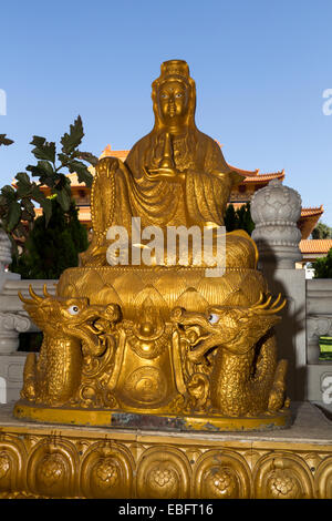 Statua del Bodhisattva Avalokitesvara, seduto sul trono di loto, sulla cima di due draghi, Hsi Lai Temple, Hacienda Heights, California Foto Stock