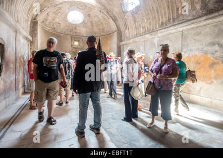 I turisti uno all'interno del bagno-case abbandonate antiche città di Pompei, nella baia di Napoli. Foto Stock