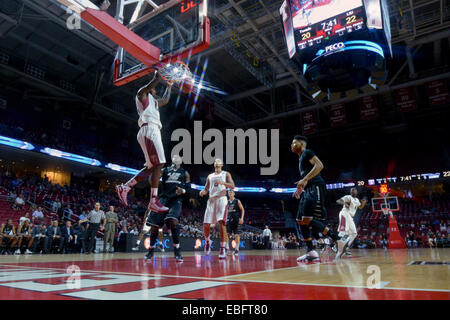 Philadelphia, Pennsylvania, USA. 30 Novembre, 2014. Tempio di gufi avanti JAYLEN BOND (15) schiacciate la palla in gioco di basket tra il LIU Brooklyn Merli e Tempio di gufi ha suonato presso il Centro Liacouras in Philadelphia, PA. © Ken Inness/ZUMA filo/Alamy Live News Foto Stock