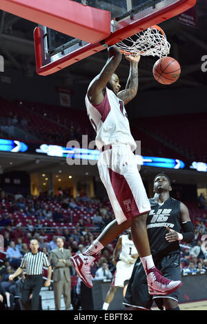 Philadelphia, Pennsylvania, USA. 30 Novembre, 2014. Tempio di gufi avanti JAYLEN BOND (15) termina una dunk nel gioco di basket tra il LIU Brooklyn Merli e Tempio di gufi ha suonato presso il Centro Liacouras in Philadelphia, PA. © Ken Inness/ZUMA filo/Alamy Live News Foto Stock