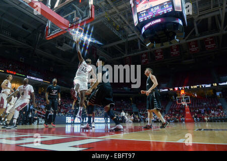 Philadelphia, Pennsylvania, USA. 30 Novembre, 2014. Tempio di gufi avanti JAYLEN BOND (15) va per un tentativo di dunk nel gioco di basket tra il LIU Brooklyn Merli e Tempio di gufi ha suonato presso il Centro Liacouras in Philadelphia, PA. © Ken Inness/ZUMA filo/Alamy Live News Foto Stock