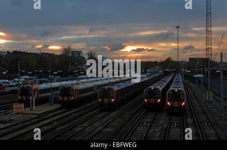 Dettaglio di overhead di Clapham Junction, Britains più trafficata Stazione ferroviaria SW di Londra, GB Foto Stock