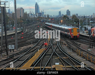 Dettaglio di overhead di Clapham Junction, Britains più trafficata Stazione ferroviaria SW di Londra, GB Foto Stock