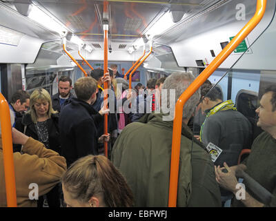 Affollata treno South West bound per London Waterloo stazione ferroviaria, England, Regno Unito Foto Stock