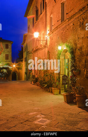 Per le strade di Pienza, Toscana, Italia Foto Stock