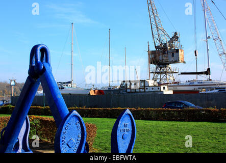 Gli ancoraggi sul display lungo il Riverfront a Upnor con una gru Luffing sulle procedure Dockside Wizard Foto Stock