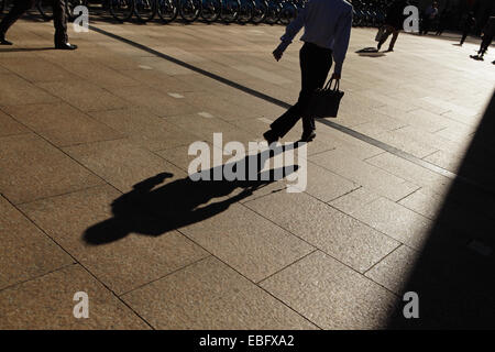 Sagome di Newyorkesi camminare a lavorare nel quartiere finanziario tra i grattacieli Foto Stock