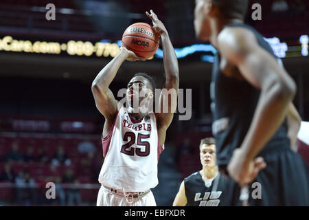 Philadelphia, Pennsylvania, USA. 30 Novembre, 2014. Tempio di gufi guard QUENTON DECOSEY (25) prende un tiro libero del gioco del basket tra LIU Brooklyn Merli e Tempio di gufi ha suonato presso il Centro Liacouras in Philadelphia, PA. Tempio battere LIU 70-56. © Ken Inness/ZUMA filo/Alamy Live News Foto Stock