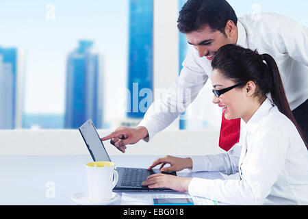 Due indiani dipendente ufficio portatile di lavoro Foto Stock