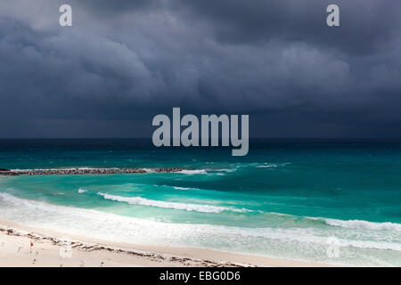 Le tempeste in Cancun, bellissimo mare turchese in dark blue clouds, vista da sopra Foto Stock