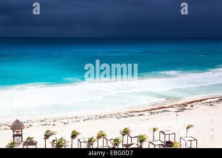 Le tempeste in Cancun, bellissimo mare turchese in dark blue clouds, vista da sopra Foto Stock