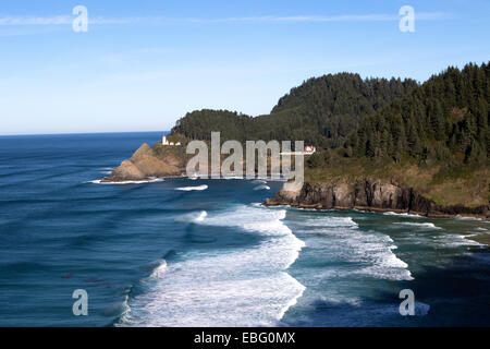 Una vista lungo la costa dell'Oregon per la Heceta Head Lighthouse presso la foce del torrente del Capo Foto Stock