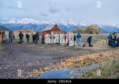 I fotografi si riuniscono per catturare l'alba alla riga mormone in Grand Teton su una fredda mattina di ottobre. Foto Stock