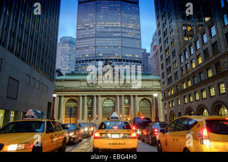 Yellow Cabs in un ingorgo a Park Avenue viadotto nella parte anteriore del Grand Central Terminal in NYC Foto Stock