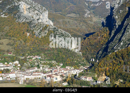 VISTA AEREA. Vecchio villaggio ai piedi dei Monti Vercors. Isère, Auvergne-Rhône-Alpes, Francia. Foto Stock