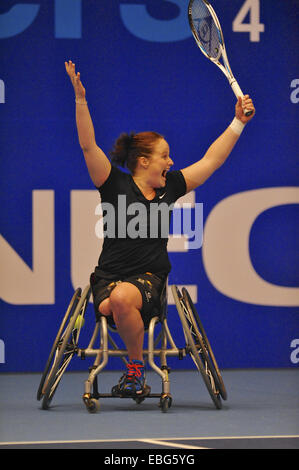 Birmingham, Regno Unito. 30 Novembre, 2014. Aniek van Koot (NED) festeggia dopo aver vinto la finale donne in sedia a rotelle NEC Tennis Masters la concorrenza. Dopo aver perso il primo set contro Jiske Griffioen (NED), van Koot ha vinto il match scoring 3-6, 6-4, 6-1. Credito: Michael Preston/Alamy Live News Foto Stock