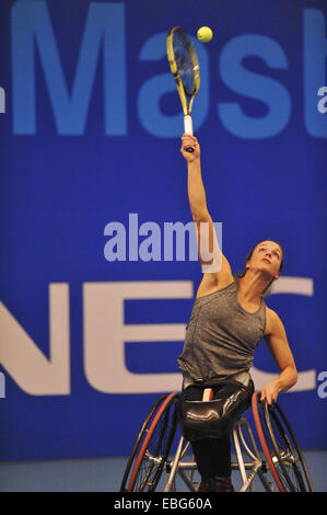 Birmingham, Regno Unito. 30 Novembre, 2014. Jiske Griffioen (NED) stretching per colpire la palla durante la sua finals match con Aniek van Koot (NED) presso il centro NEC Tennis in carrozzina maestri della concorrenza. Dopo aver perso il primo set, van Koot ha vinto il match scoring 3-6, 6-4, 6-1. Credito: Michael Preston/Alamy Live News Foto Stock