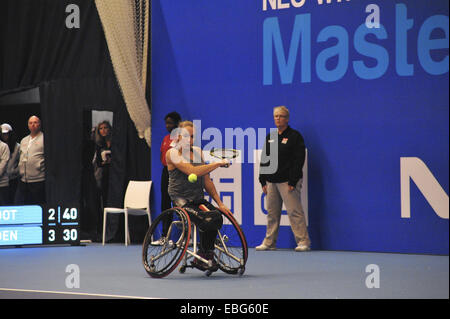 Birmingham, Regno Unito. 30 Novembre, 2014. Jiske Griffioen (NED) circa per colpire la palla durante la sua finals match con Aniek van Koot (NED) presso il centro NEC Tennis in carrozzina maestri della concorrenza. Dopo aver perso il primo set, van Koot ha vinto il match scoring 3-6, 6-4, 6-1. Credito: Michael Preston/Alamy Live News Foto Stock