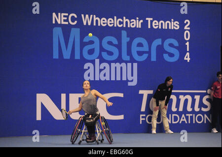 Birmingham, Regno Unito. 30 Novembre, 2014. Jiske Griffioen (NED) circa per colpire la palla durante la sua finals match con Aniek van Koot (NED) presso il centro NEC Tennis in carrozzina maestri della concorrenza. Dopo aver perso il primo set, van Koot ha vinto il match scoring 3-6, 6-4, 6-1. Credito: Michael Preston/Alamy Live News Foto Stock