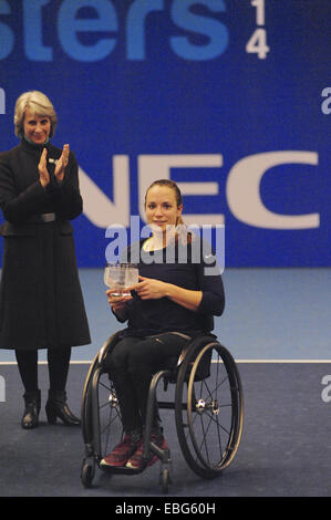 Birmingham, Regno Unito. 30 Novembre, 2014. Jiske Griffioen (NED) sorridente che tiene il suo vetro cristallo trofeo. Griffioen è arrivata seconda dopo che è stato battuto da Aniek van Koot (NED) 3-6, 6-4, 6-1 nel femminile finali al NEC Tennis in carrozzina maestri. Credito: Michael Preston/Alamy Live News Foto Stock