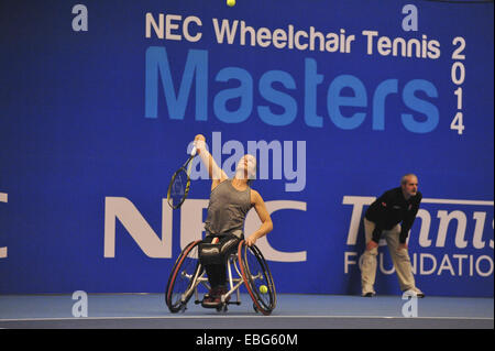 Birmingham, Regno Unito. 30 Novembre, 2014. Jiske Griffioen (NED) stretching per colpire la palla durante la sua finals match con Aniek van Koot (NED) presso il centro NEC Tennis in carrozzina maestri della concorrenza. Dopo aver perso il primo set, van Koot ha vinto il match scoring 3-6, 6-4, 6-1. Credito: Michael Preston/Alamy Live News Foto Stock