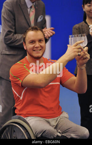 Birmingham, Regno Unito. 30 Novembre, 2014. Nicolas Peifer (FRA) sorride mentre tiene il suo vetro cristallo trofeo. Peifer è arrivata seconda dopo che è stato battuto da Shingo Kunieda (JPN) 6-1, 6-1 negli uomini finali al NEC Tennis in carrozzina maestri. Credito: Michael Preston/Alamy Live News Foto Stock