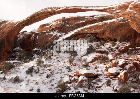 Arco in arenaria naturale, autoportante, incredibilmente lungo (88m) e sottile (1,8m). Landscape Arch, Arches National Park, Grand County, Utah, USA. Foto Stock