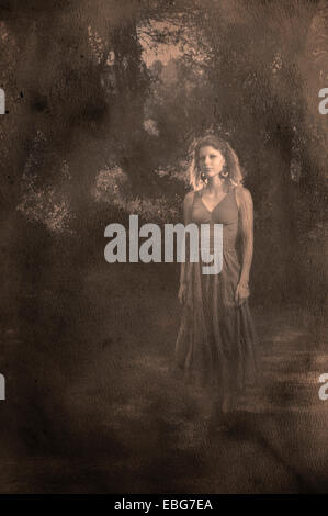 La donna in una foresta (vecchia fotografia look) Foto Stock