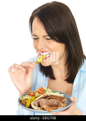 Attraente giovane donna mangiare donner kebab con insalata Foto Stock