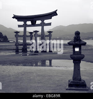 Immagine colorato della gate flottante O-Torii durante la bassa marea sull'isola di Miyajima in Giappone Foto Stock