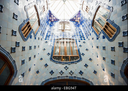 Scala, Casa Batlló, progettato dall'architetto Antoni Gaudi, Barcellona, in Catalogna, Spagna Foto Stock