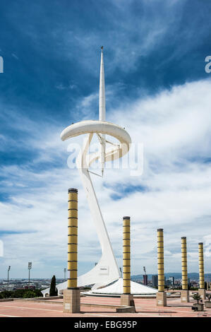 Le lampade e la torre di trasmissione, dall'architetto Santiago Calatrava, quartiere Olimpico, Montjuic Barcellona, in Catalogna, Spagna Foto Stock