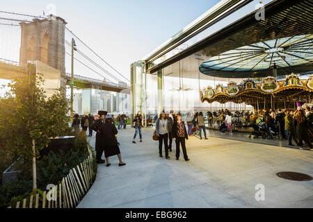 Fulton Ferry State Park sull'East River, il Ponte di Brooklyn e il centro di Manhattan sul retro, Dumbo, sotto la Foto Stock