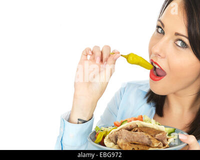 Attraente giovane donna mangiare donner kebab con insalata Foto Stock