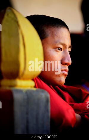 Spettatore in un monastero festival in Jakar Dzong fortezza, Jakar, Bumthang distretto, Bhutan Foto Stock