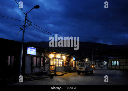 Sera scena di strada con un market store Jakar, Bumthang distretto, Bhutan Foto Stock